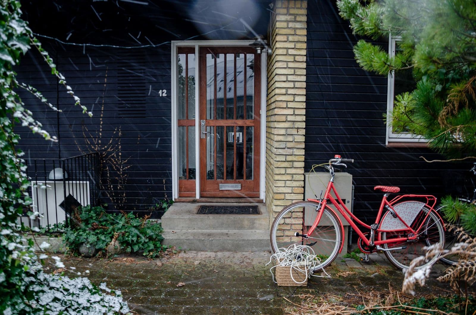 Rød cykel foran et hjem i København